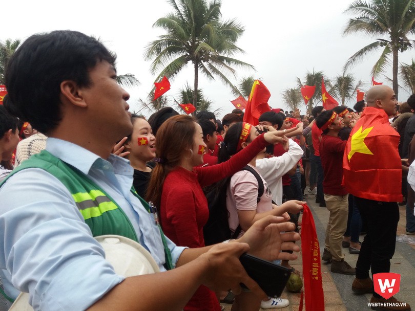 Sau trận đấu, họ trở lại công việc thường nhật. Dù U23 Việt Nam không thể lên bục vinh quang nhưng với anh Tuấn cũng như bao người lao động khác, họ đã có buổi chiều ý nghĩa. Ảnh: Trần Khánh Sau trận đấu, họ trở lại công việc thường nhật. Dù U23 Việt Nam không thể lên bục vinh quang nhưng với anh Tuấn cũng như bao người lao động khác, họ đã có buổi chiều ý nghĩa. Ảnh: Trần Khánh