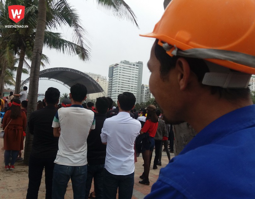 ...đứng nép bên hàng cây để tiếp lửa tinh thần phương xa. Ảnh: Trần Khánh ...đứng nép bên hàng cây để tiếp lửa tinh thần phương xa. Ảnh: Trần Khánh