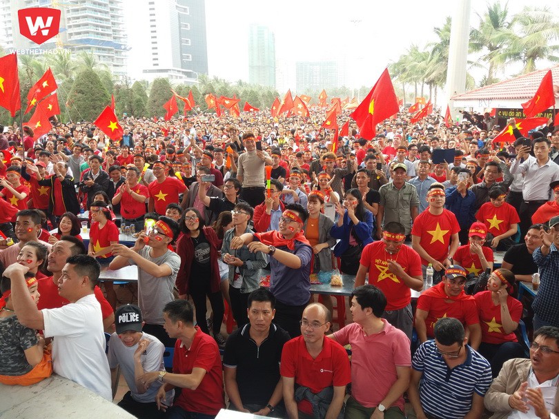 Cả Công viên Biển Đông rực đỏ ở trận chung kết U23 châu Á của U23 Việt Nam. Ảnh: Trần Khánh Cả Công viên Biển Đông rực đỏ ở trận chung kết U23 châu Á của U23 Việt Nam. Ảnh: Trần Khánh