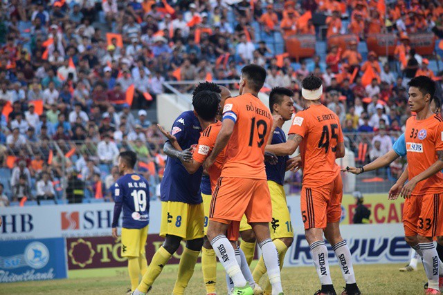 Samson suýt khiến Hà Nội FC ôm hận trước SHB Đà Nẵng