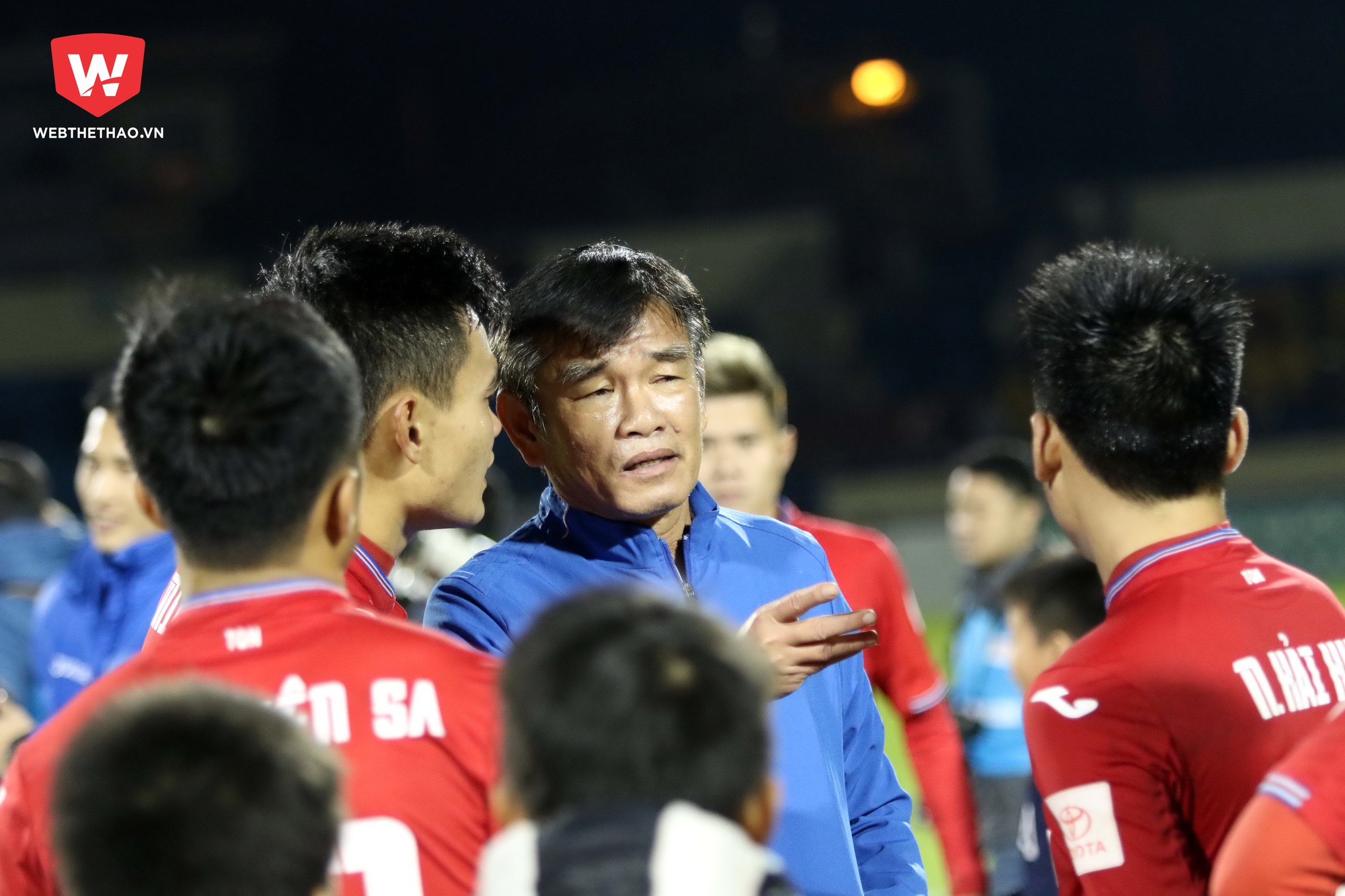 Hết V.League, các cầu thủ “thở ra khói” để thi đấu