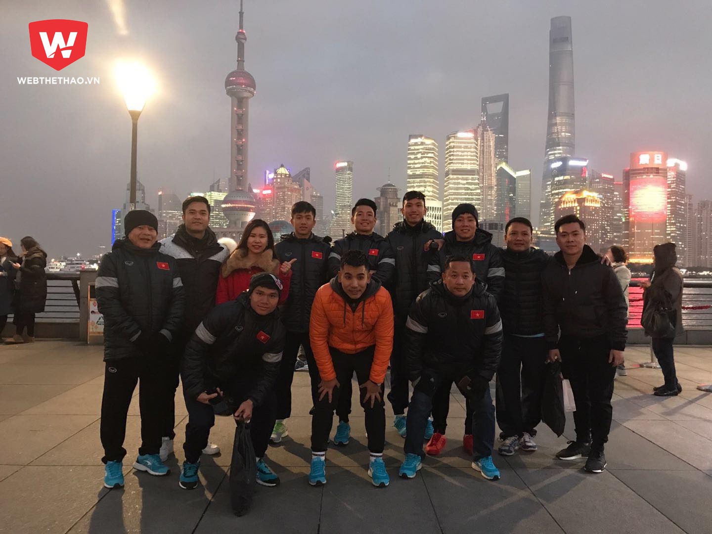 Lưu học sinh hỗ trợ cho U23 Việt Nam du lịch Thượng Hải