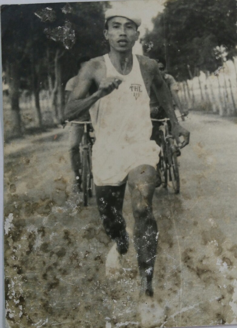 ''Ông già gân'' Bùi Lương vẫn trẻ mãi với thời gian trên đường chạy dài. ''Ông già gân'' Bùi Lương vẫn trẻ mãi với thời gian trên đường chạy dài.