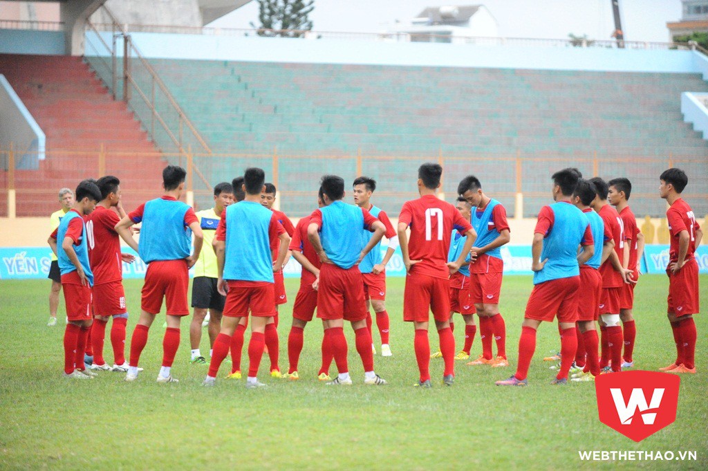 U20 Việt Nam đá đối kháng, đợi "đàn em" U19