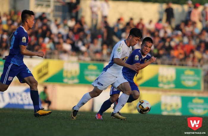 Hai bộ mặt trái ngược của Công Phượng ở V.League và Cúp QG