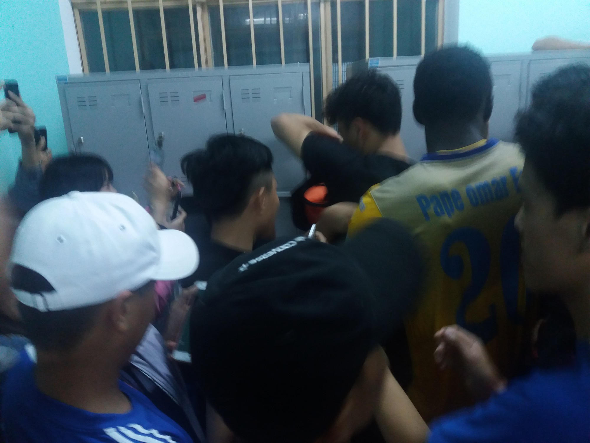 Từ vụ Bùi Tiến Dũng bị “tấn công” ở Tam Kỳ, lo cho an ninh ở V.League 2018