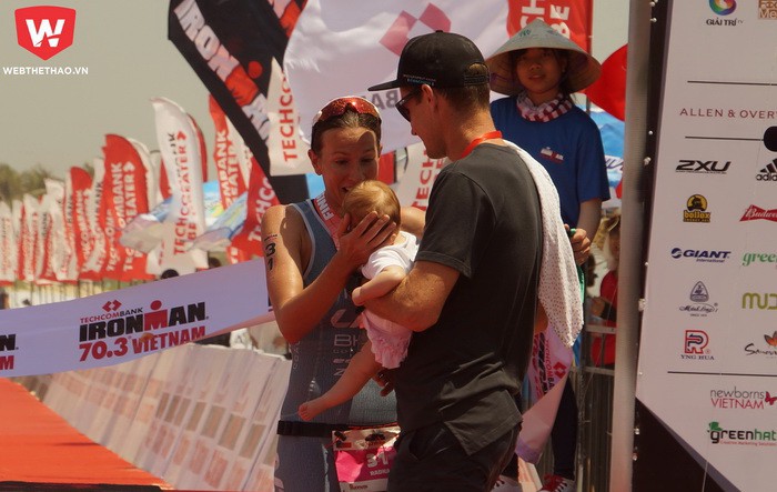Xúc động hình ảnh nữ vô địch Ironman 70.3 Vietnam 2018 gặp con nhỏ ở vạch đích