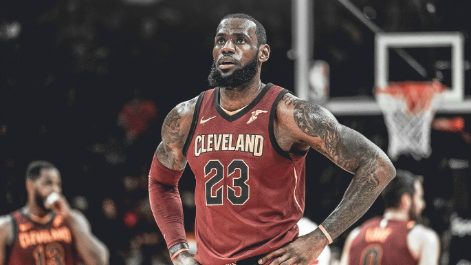 LeBron James cạn lời với đồng đội sau trận thua ngược