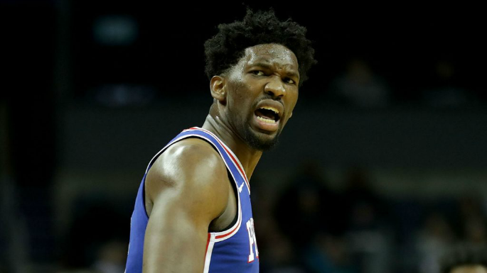 Joel Embiid vội vã rời sân sau khi bị loại khỏi playoffs