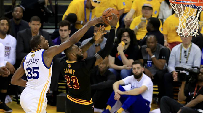 Không chỉ tấn công, Kevin Durant cũng đang xuất sắc trong phòng ngự