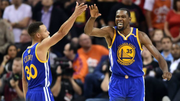 NBA 2017-18: Warriors và Celtics thể hiện bản lĩnh ông lớn