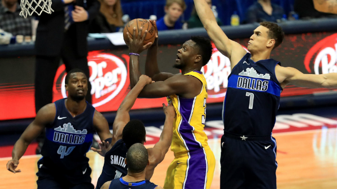 NBA 2017-18: Lakers thắng trận thứ 4 liên tiếp, Warriors “hút chết”