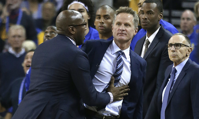 NBA 2017-18: Popovich bị đuổi khỏi sân, Warriors ngược dòng ngoạn mục