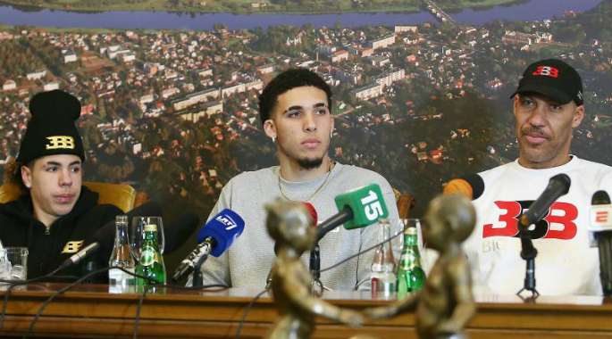 Tin NBA 13/02: LaVar Ball dùng Lonzo làm đòn bẩy đưa con mình vào NBA