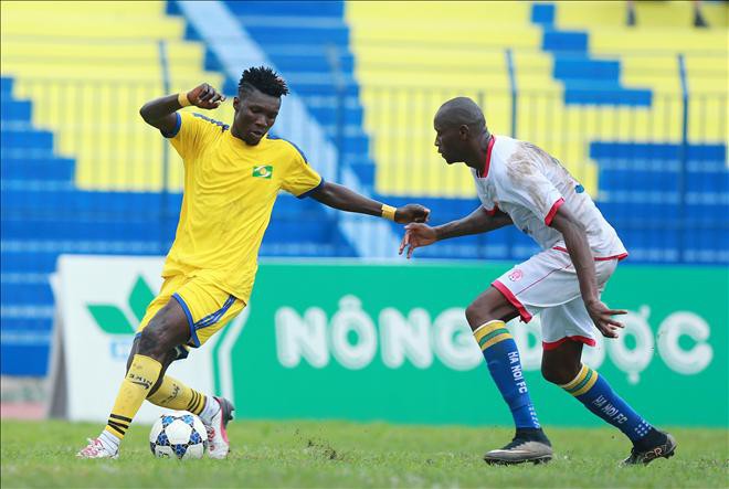 FLC Thanh Hoá 2-2 SLNA: Trọng tài “giết chết” đội khách