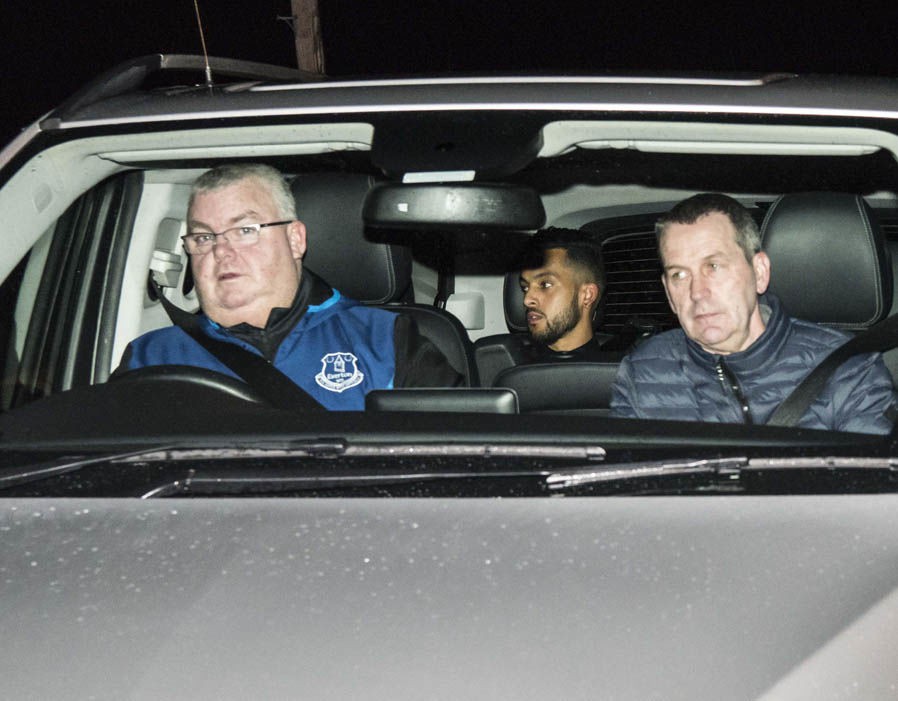 H&igrave;nh ảnh: Walcott tr&ecirc;n đường đến Everton kiểm tra y tế