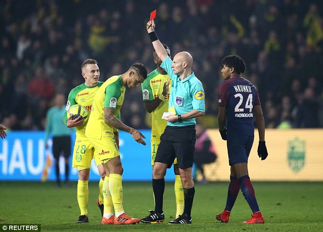 Video trọng tài chơi xấu "xoạc" và đuổi cầu thủ ở trận của PSG