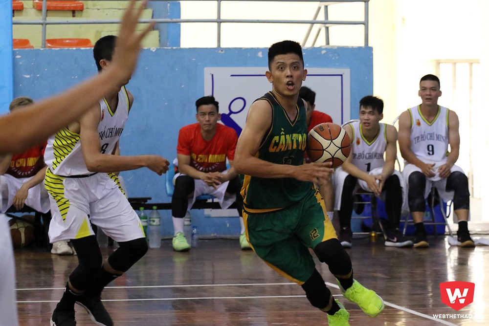 Nguyễn Ho&agrave;ng T&uacute;, cầu thủ từng toả s&aacute;ng cho Cantho Catfish ở VBA Finals tiếp tục chơi hay trong trận đấu n&agrave;y. Anh li&ecirc;n tục c&oacute; những t&igrave;nh huống đột ph&aacute; v&agrave; ghi điểm th&agrave;nh c&ocirc;ng.