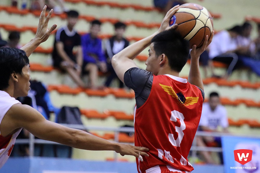Nhiều c&uacute; n&eacute;m v&agrave; dứt điểm của đội b&oacute;ng Qu&acirc;n Đội kh&ocirc;ng đi v&agrave;o rổ.