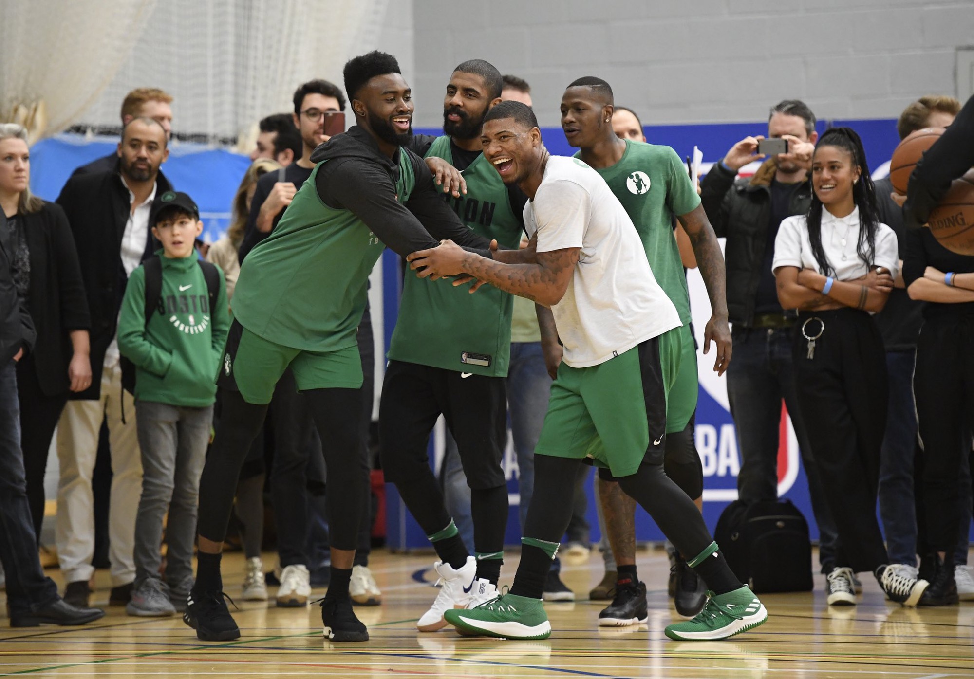 Buổi tập tràn đầy tiếng cười của Boston Celtics tại London. Buổi tập tràn đầy tiếng cười của Boston Celtics tại London.