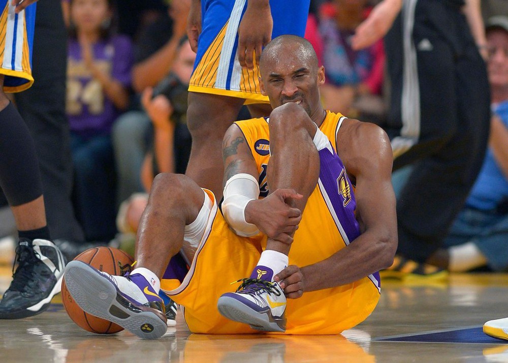 Kobe Bryant là người gần nhất đứt hoàn toàn gân gót chân giống DeMarcus Cousins. Kobe Bryant là người gần nhất đứt hoàn toàn gân gót chân giống DeMarcus Cousins.