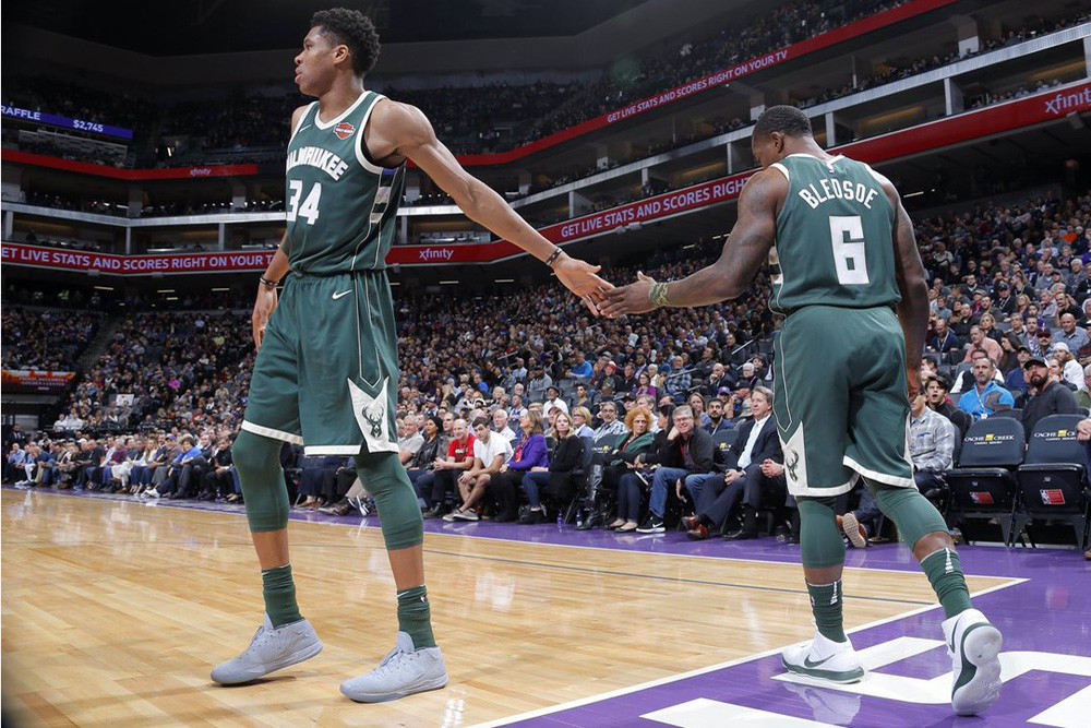 Giannis Antetokounmpo và Eric Bledsoe đang thi đấu rất hợp nhau. Giannis Antetokounmpo và Eric Bledsoe đang thi đấu rất hợp nhau.