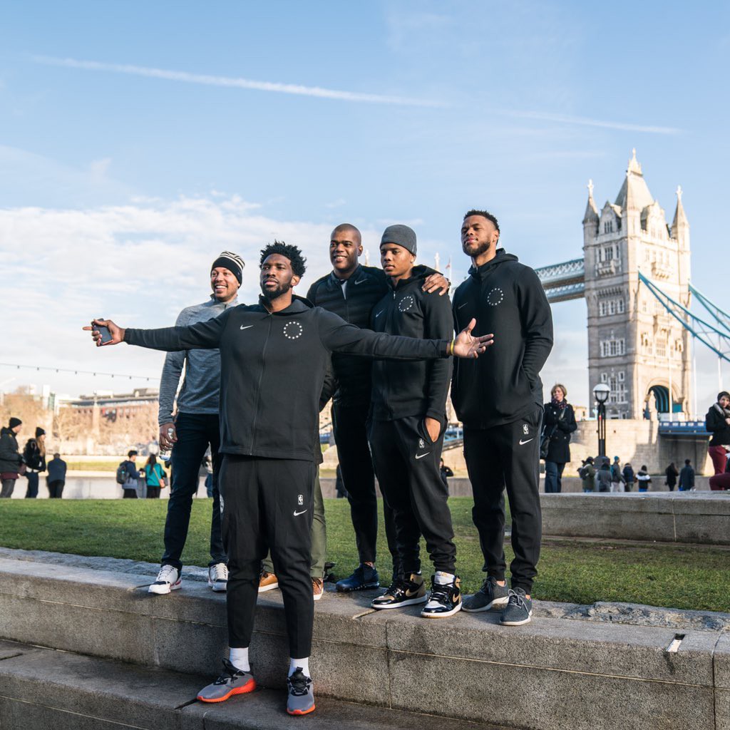Các cầu thủ Philadelphia 76ers chup ảnh lưu niệm tại Cầu London. Các cầu thủ Philadelphia 76ers chup ảnh lưu niệm tại Cầu London.