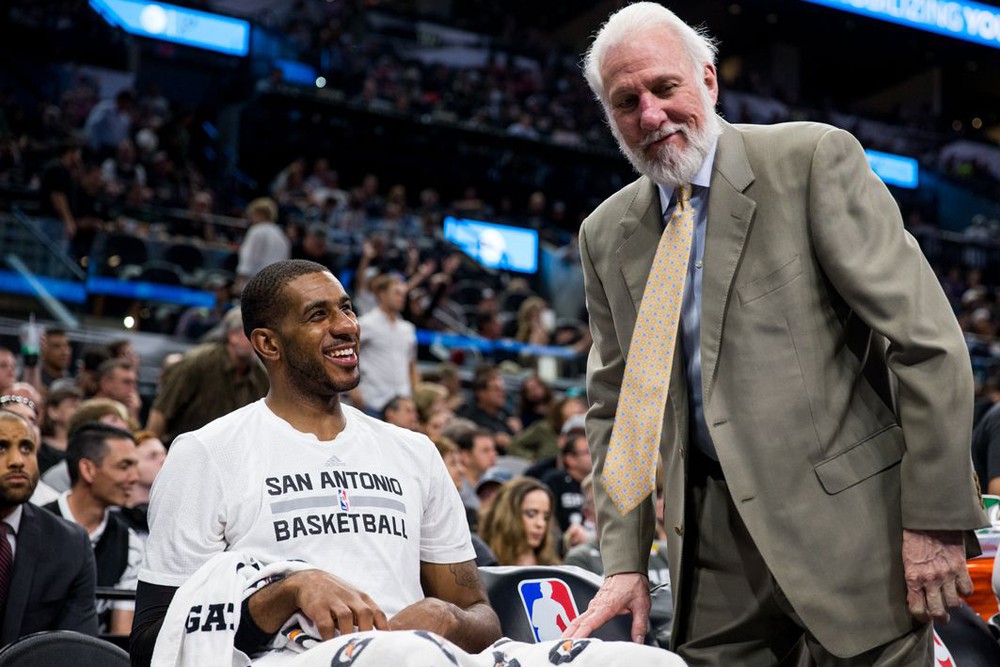 Vắng Kawhi Leonard, gánh nặng một lần nữa lại được HLV Gregg Popovich trao đến cho LaMarcus Aldrigde Vắng Kawhi Leonard, gánh nặng một lần nữa lại được HLV Gregg Popovich trao đến cho LaMarcus Aldrigde