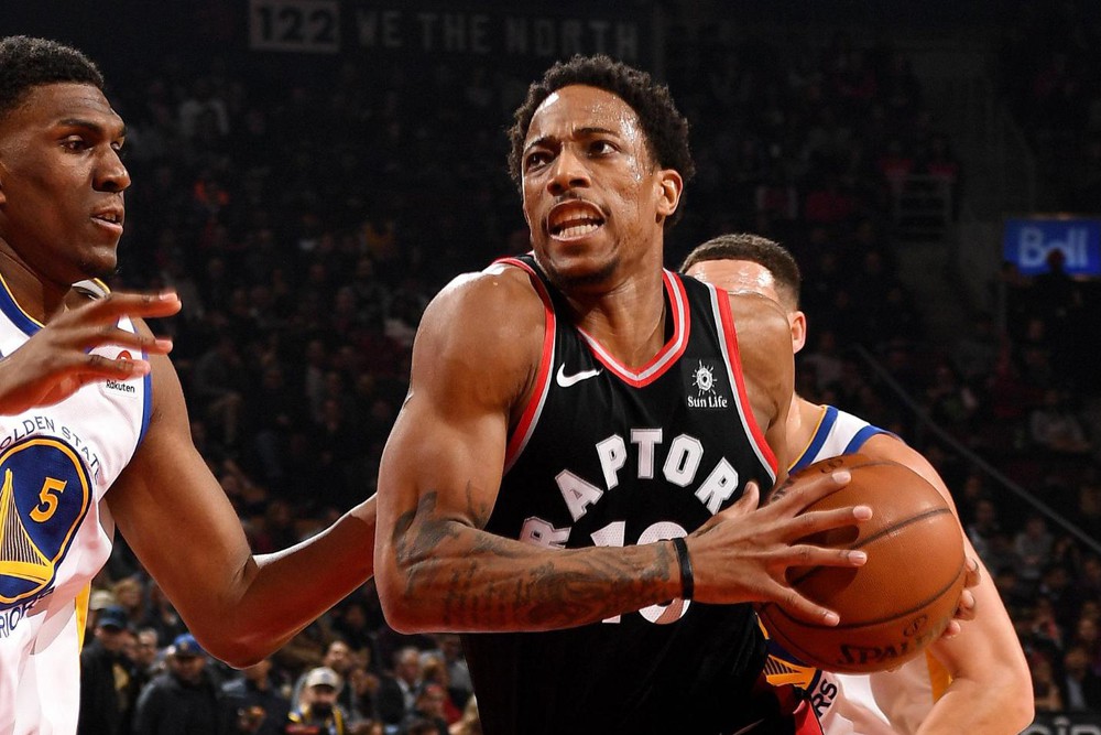 DeMar Derozan tiếp tục đóng vai trò đầu tàu cho Raptors. DeMar Derozan tiếp tục đóng vai trò đầu tàu cho Raptors.