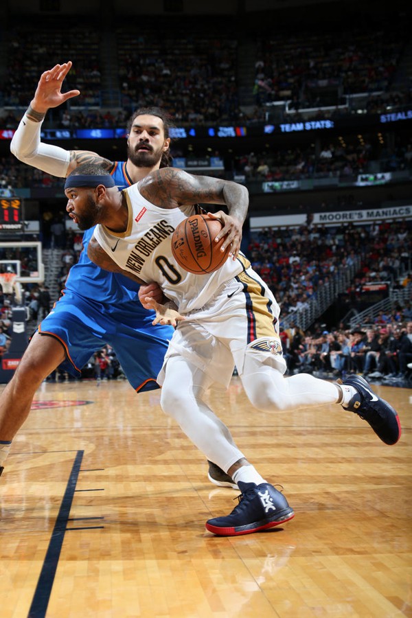 DeMarcus Cousins trong trận đấu với Oklahoma City Thunder. DeMarcus Cousins trong trận đấu với Oklahoma City Thunder.