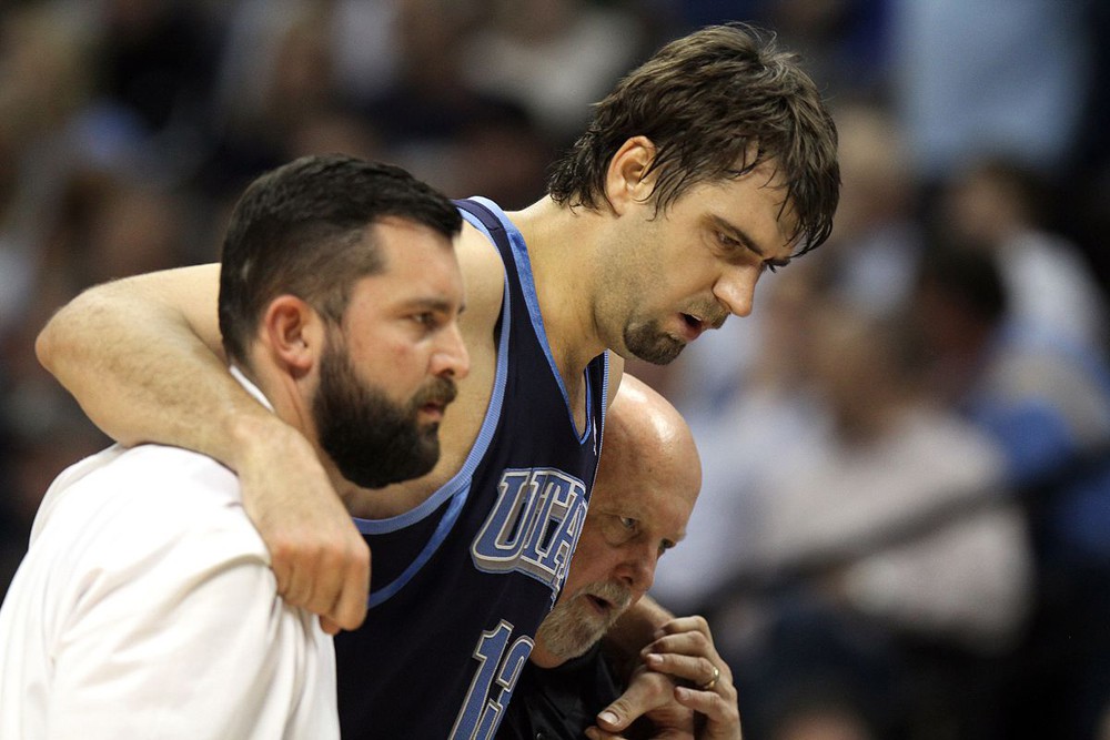 Lịch sử đang không đứng về phía của DeMarcus Cousins như trường hợp của MehMet Okur. Lịch sử đang không đứng về phía của DeMarcus Cousins như trường hợp của MehMet Okur.