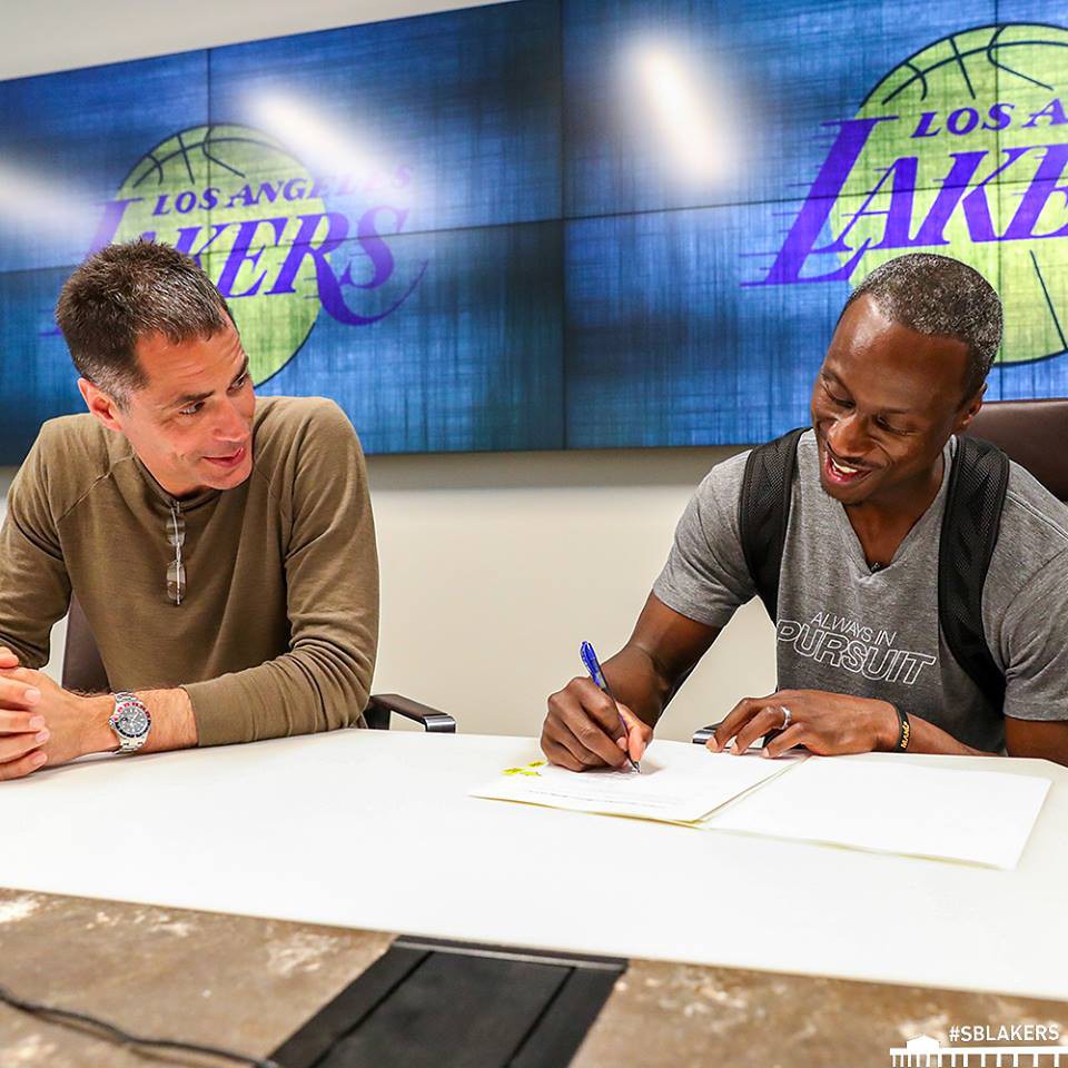 Andre Ingram trong ngày được ký hợp đồng NBA đầu tiên trong sự nghiệp. Andre Ingram trong ngày được ký hợp đồng NBA đầu tiên trong sự nghiệp.