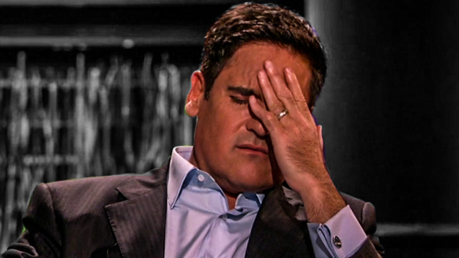 Mark Cuban đang gặp đủ chuyện khiến ông mệt mỏi. Mark Cuban đang gặp đủ chuyện khiến ông mệt mỏi.