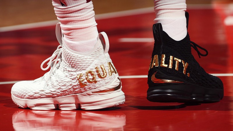 Thông điệp phía sau đôi giày có 1-0-2 của LeBron James