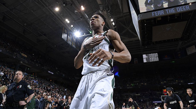 Trên cơ về kinh nghiệm, Milwaukee bình tĩnh đưa Series đến Game 7