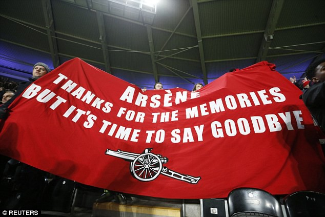 CĐV Arsenal giăng biểu ngữ đòi Wenger ra đi