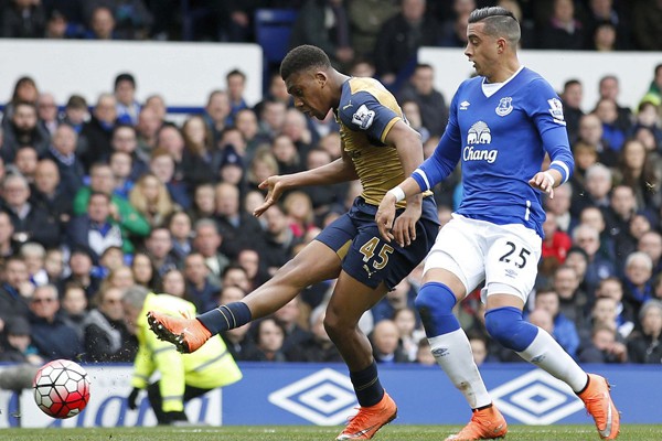 Thu nhập bèo bọt của người hùng Iwobi ở Arsenal