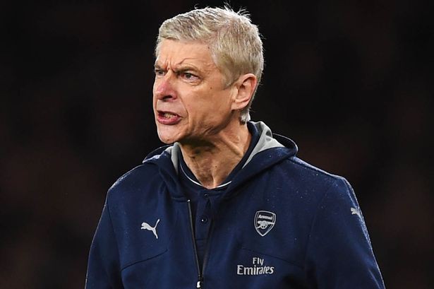 Wenger nổi điên, “sạc” phóng viên vì bị động chạm