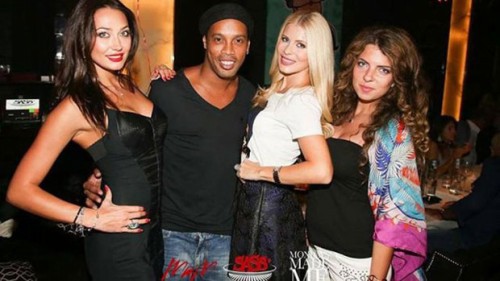 Ronaldinho c&ugrave;ng Jelena Markovic trong hộp đ&ecirc;m tại Dubai