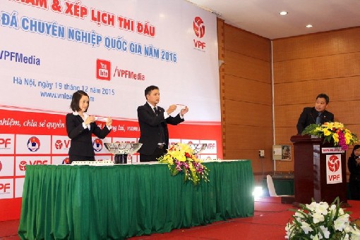B. Bình Dương dễ thở, người Hà Nội gặp khó ngày khai màn V League 2016