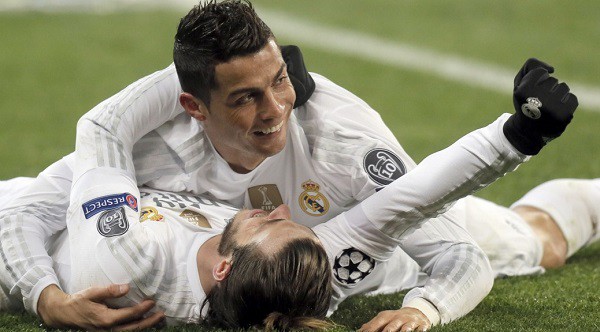 Bale kiến tạo, Ronaldo ôm hôn thắm thiết