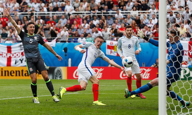 Bảng B, Anh 2-1 Xứ Wales: Sự sống từ băng ghế dự bị