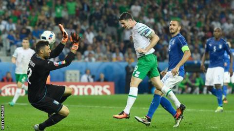 Bảng E, Italia 0-1 CH Ireland: Ireland giành vé vớt