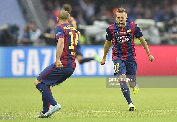 Cả đội hình Barca vỗ tay trước siêu phẩm của Alba