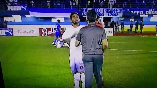 Cầu thủ Panama ‘bật’ thầy ngay trên sân