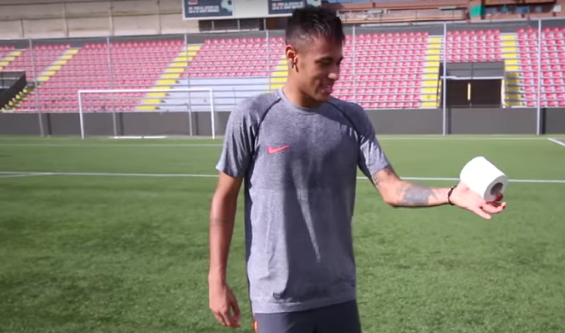 Cầu thủ vô danh ăn đứt Neymar vụ tâng giấy vệ sinh