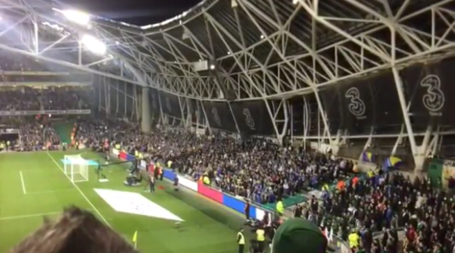 CĐV Bosnia la ó trong phút mặc niệm những nạn nhân tại Pháp