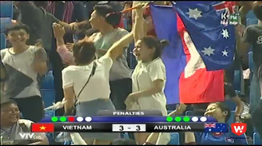 CĐV Campuchia ăn mừng điên cuồng khi U.16 Australia vô địch