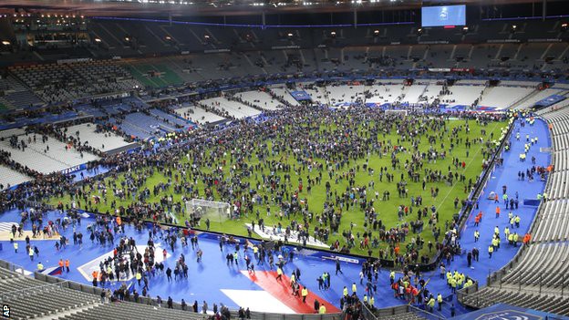 CĐV hoảng hồn vì đánh bom liều chết tại Stade de France