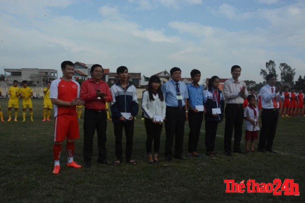 CĐV lấp kín sân trong trận cầu gây quỹ từ thiện của Quyến 'béo'